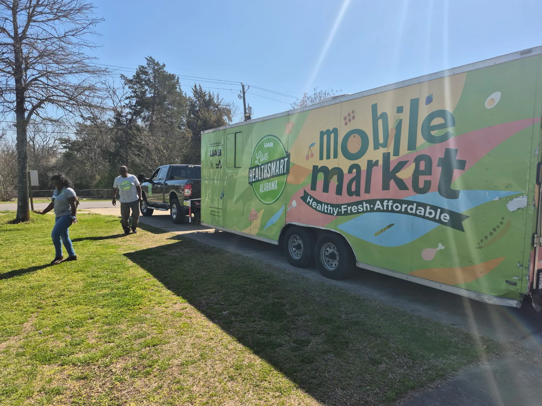 The UAB Live HealthSmart Alabama mobile market visiting the community